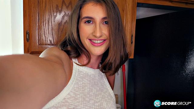 Jordan is a student and California girl who gets off for you in the kitchen