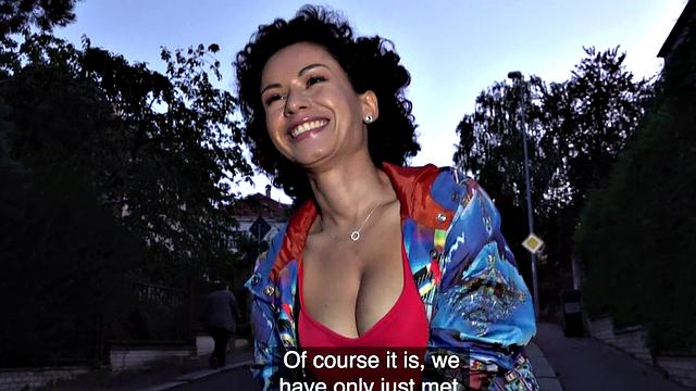 европейская брюнетка трахается на улице за деньги