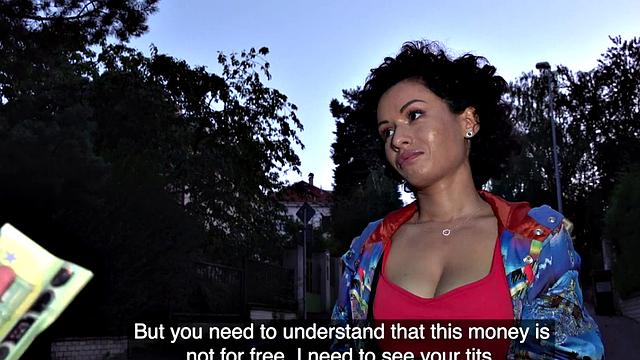 европейская брюнетка трахается на улице за деньги