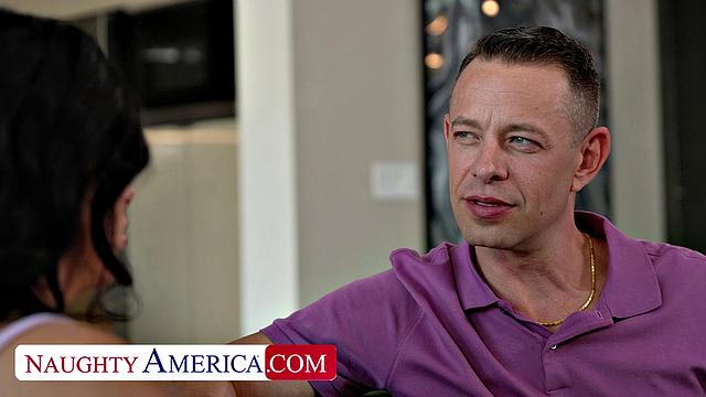 Соседка-миф заводит Гала Ритчи на члене огромного мужика, страсти кипят в каждой позе!