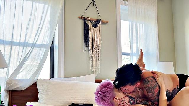 Tattooed amateur queef fingers GFs pussy at home