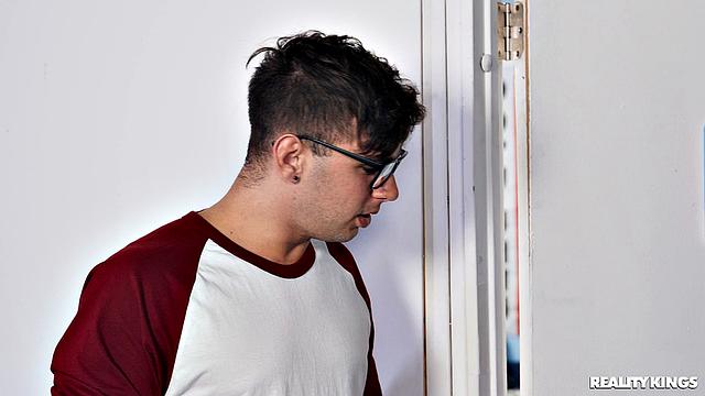 Похотливая студентка тайно сосет и трахается с ботаником