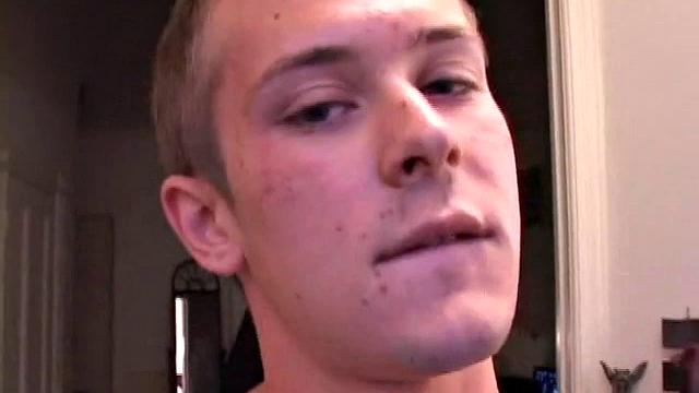 Томми Нолан болтает, сосёт себе и размазывает сперму по лицу на камеру