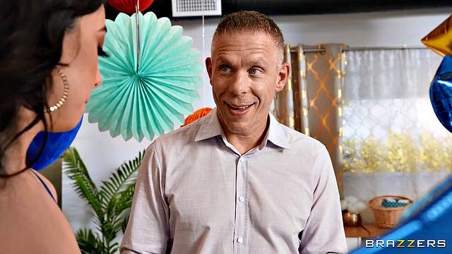 жена трахается с братом парня прямо на дне рождения