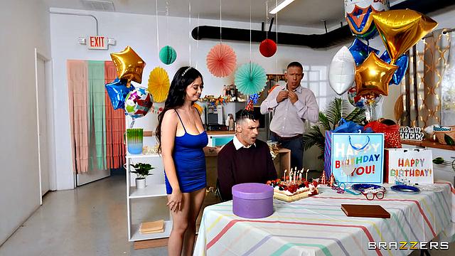 жена трахается с братом парня прямо на дне рождения