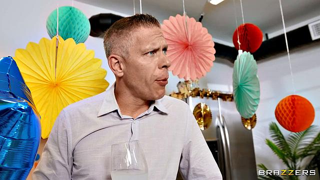 жена трахается с братом парня прямо на дне рождения