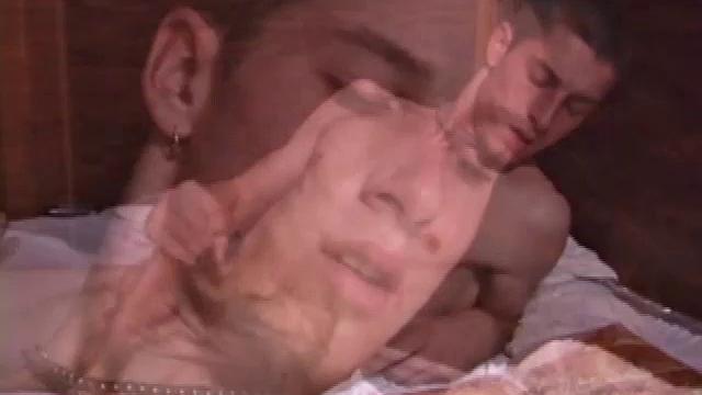 адам дрочит и кончает с игрушкой