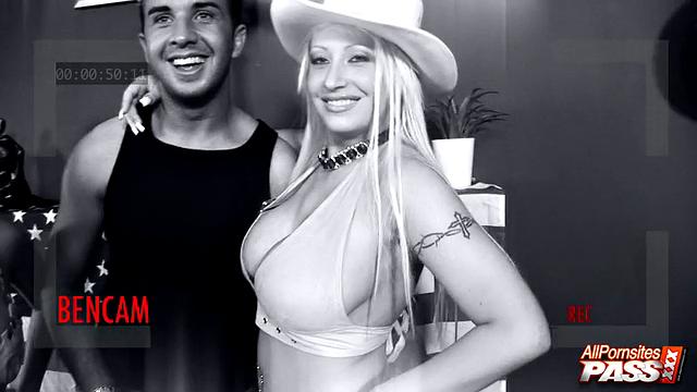 Кэнди Мэйсон трясёт сиськами, зал в восторге