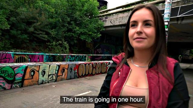 Сиськастая брюнетка сосёт и трахается на улице за деньги