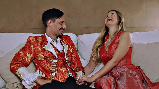 Blonde with a shaved honeypot who loves blowing cocks. Enjoy XXX porn lechery!