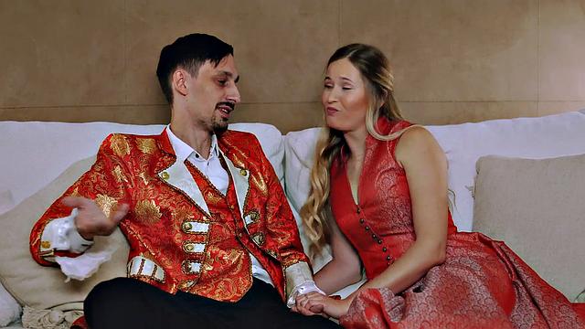 Blonde with a shaved honeypot who loves blowing cocks. Enjoy XXX porn lechery!