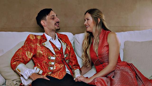 Blonde with a shaved honeypot who loves blowing cocks. Enjoy XXX porn lechery!