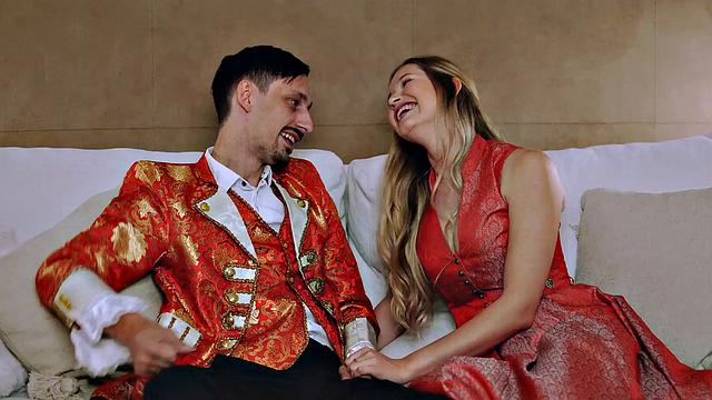 Blonde with a shaved honeypot who loves blowing cocks. Enjoy XXX porn lechery!