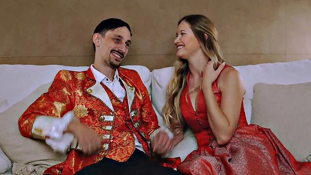 Blonde with a shaved honeypot who loves blowing cocks. Enjoy XXX porn lechery!