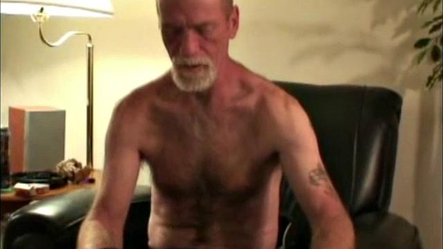 Ралфи заводит мужиков по-жёсткому и доводит до бурного оргазма