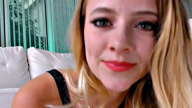 аматорша дрочит мой смазанный член и грязно разговаривает