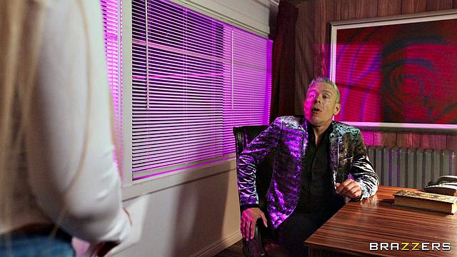 Стеснительная блондинка разносит стриптиз-клуб