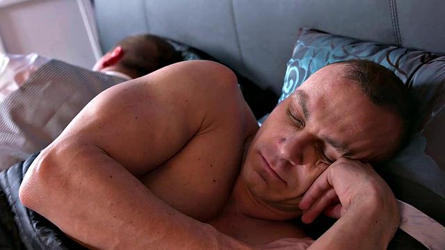 гостиничная гостья тайно отсасывает портье