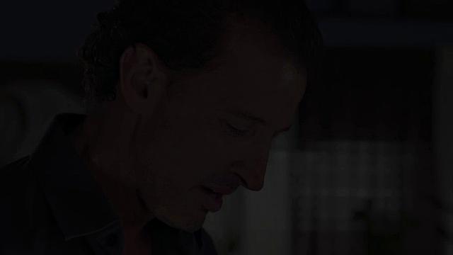 никки уайлдер разрабатывает жопу розовым дилдо и получает по полной