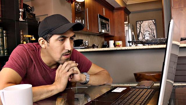 Крошка позволяет разорвать себя гигантским членом за деньги