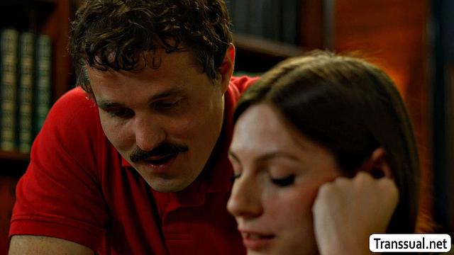 Сочная брюнетка транс с татуировкой жарко отсасывает и трахается с Робби Апплсом в библиотеке, страстный анальный секс и глубокий минет от Аманда Райли.