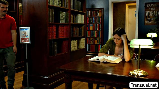 Сочная брюнетка транс с татуировкой жарко отсасывает и трахается с Робби Апплсом в библиотеке, страстный анальный секс и глубокий минет от Аманда Райли.