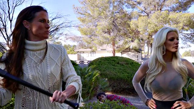 пышная мачеха разносит коротышку и добивает грудным трахом