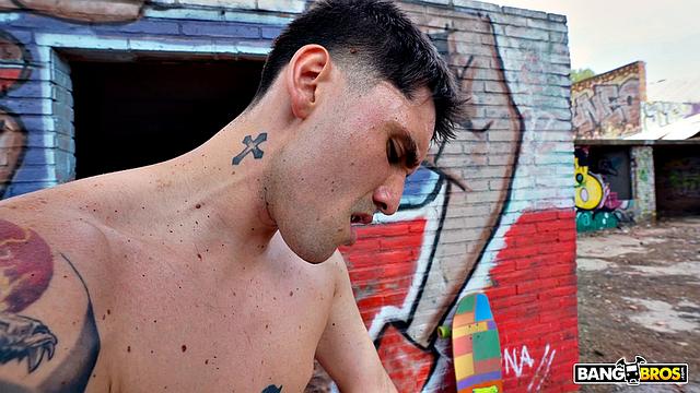 Когда Yae Triple X захотела анального приключения прямо на спортплощадке и пошутила про "скейтборд в попу" - Папи Родригес не отказал ей в этом удовольствии.