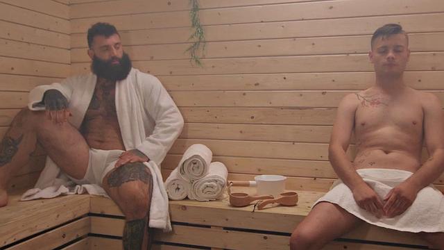 дикий красавчик жестко трахает неутомимого извращённого пассива