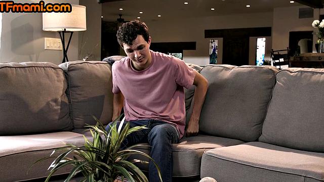 пышногрудая мачеха страстно скачет на члене пасынка