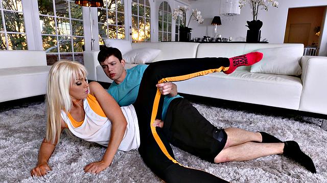 степмама рвёт леггинсы на растяжке и получает по полной