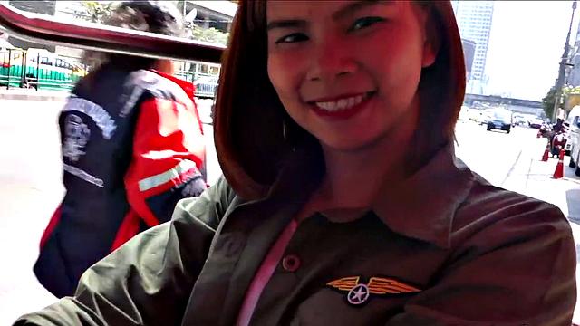 тайка там трахается в тук-туке и получает кремпай