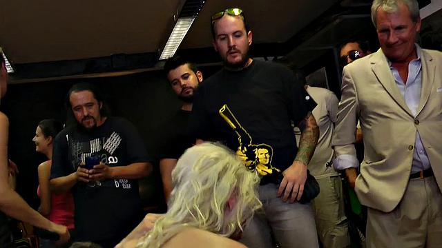 Связанная шутница скачет на публике и смеётся над зрителями