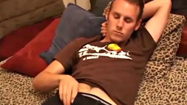 Bullet раздевается догола, дрочит толстый член и слизывает сперму с волосатого живота