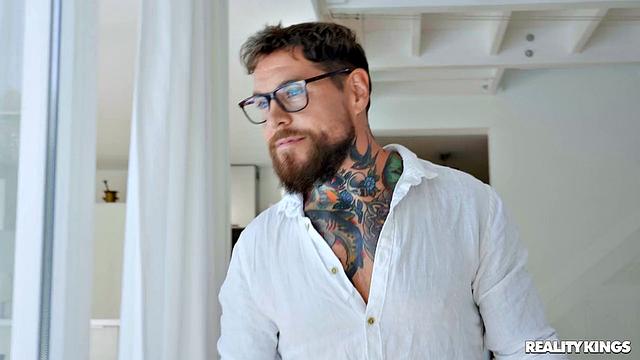 Пойман на горячем: балуюсь с ножками сестры девушки, пока все заняты отдыхом у бассейна.