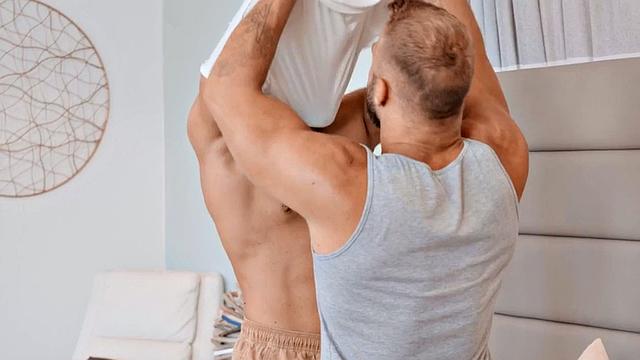 жаркий качок разрывает жопу парня до мощного конча