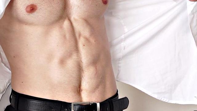 Качок не выдержал, его жестко прошли пальцами и выебали без гондона - кончил на взводе