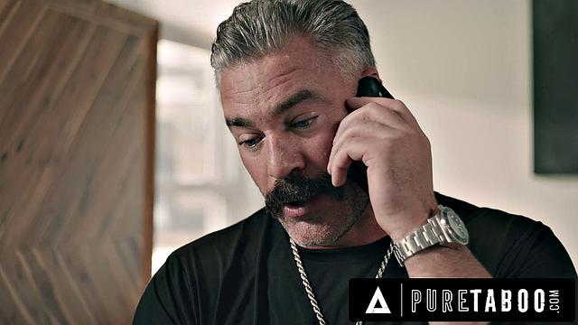 Роуз Картер подменяет мастурбатор отчиму вслепую и дрочит ему рукой, пока он не догадывается о подмене.