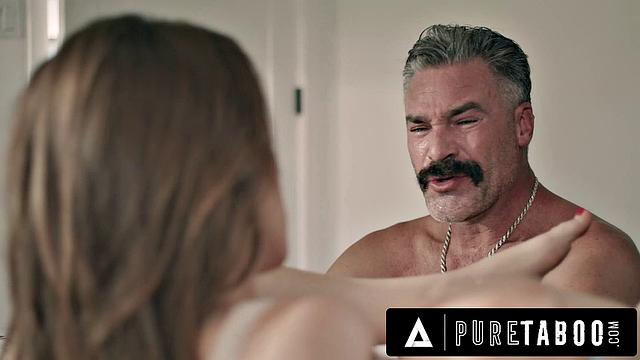 Роуз Картер подменяет мастурбатор отчиму вслепую и дрочит ему рукой, пока он не догадывается о подмене.