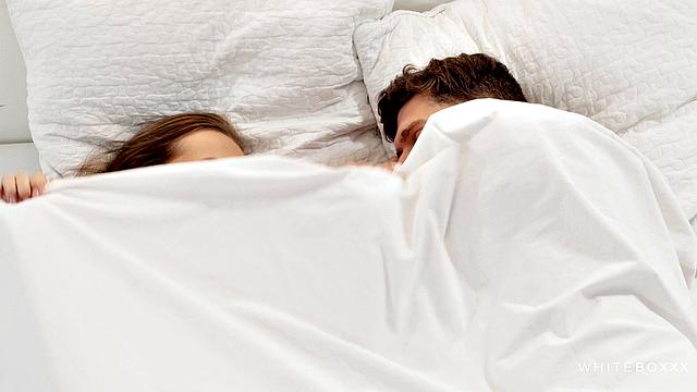 Stacy Cruz мастурбирует под одеялом и зовет Kristof Cale на страстный секс ложкой и глубокий минет.