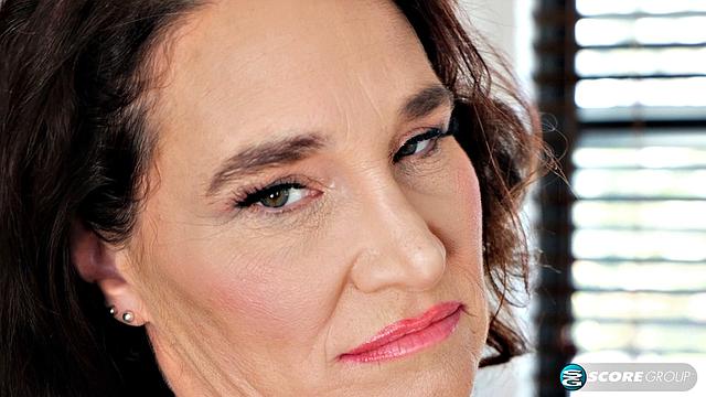 Carrie Anne gets ready