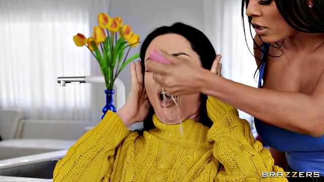 Лесбийский секс Габи Палтрова и Луна Стар: страсть, кунилингус и сквирт на кухне.