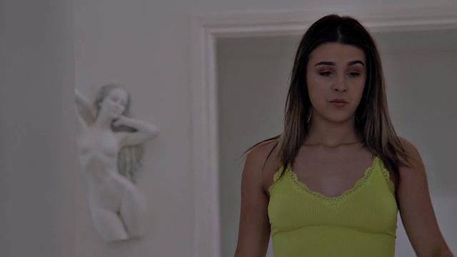 Pussylicking MILFs in 3some