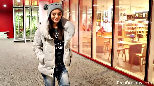 Шрима Малати не сдерживается и разрывает себя черным дилдо на диване