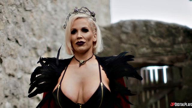 Ребекка Море и Дэнни Д: страстный секс с королевой и её советником во дворце власти