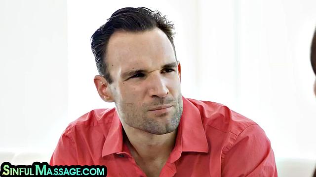 Латиноамериканка с маслом принимает член после душа.