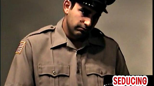 гей-дед трахает мента у себя дома