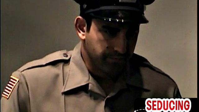 гей-дед трахает мента у себя дома