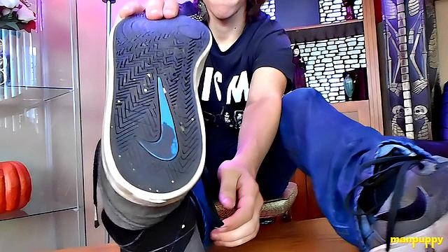 Elis Ataxxx Dominates with Twink Feet