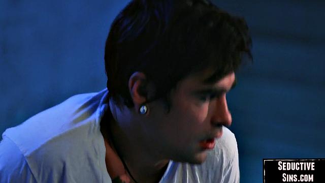 Сочная блондинка с аппетитной жопой скачет на члене любовника в страстной позе наездницы.